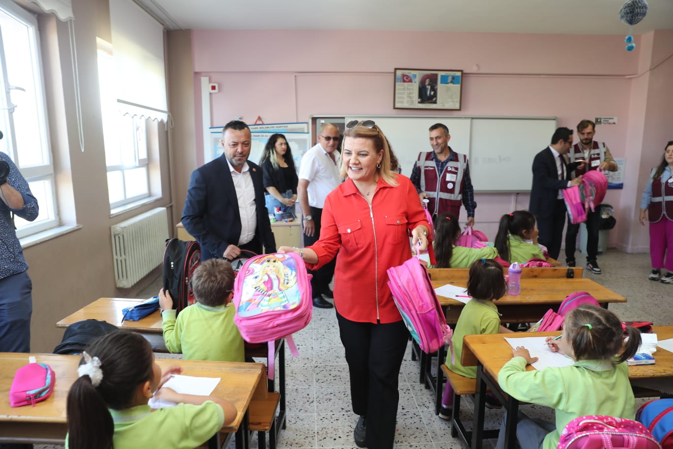 Başkan Hürriyet Hakkaniyeli öğrencilere hediyelerini takdim etti (5)