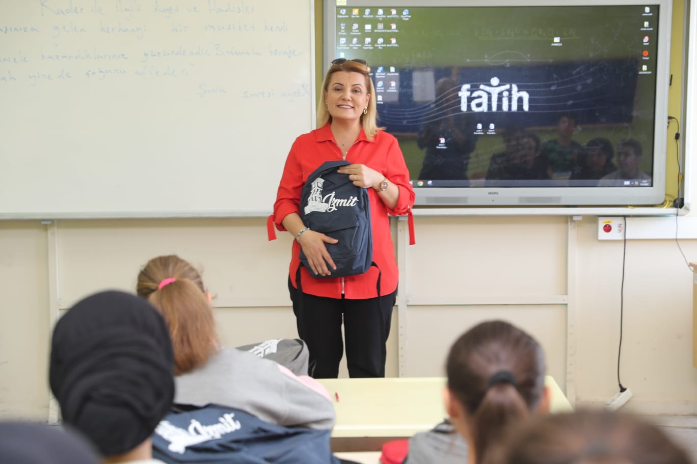 Başkan Hürriyet Hakkaniyeli öğrencilere hediyelerini takdim etti (6)