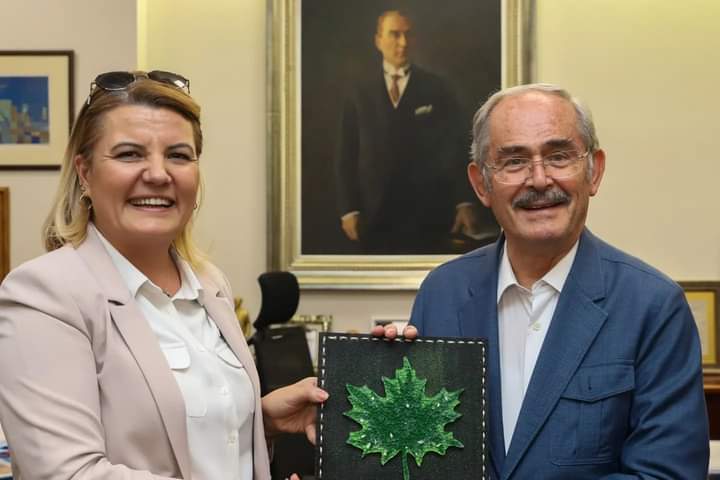 Baskan Hürriyet Yilmaz Büyükersen'e Altin Pismaniye ödülünü takdim etti (7)