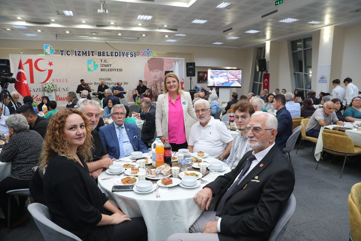 Başkan Hürriyet, kahraman gazilerimiz ve aileleriyle bir araya geldi (7)