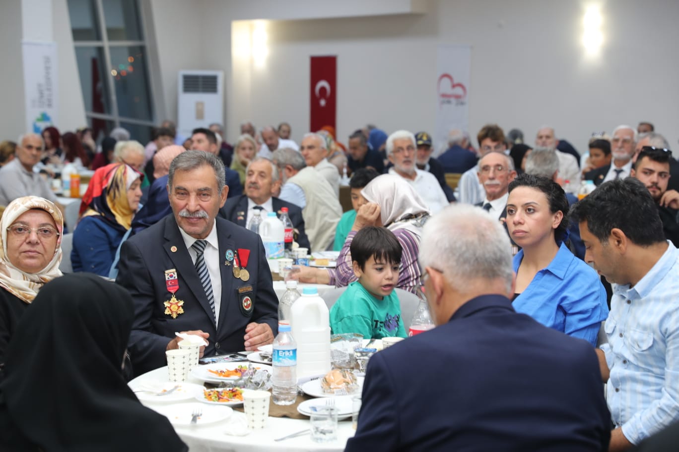 Başkan Hürriyet, kahraman gazilerimiz ve aileleriyle bir araya geldi (8)