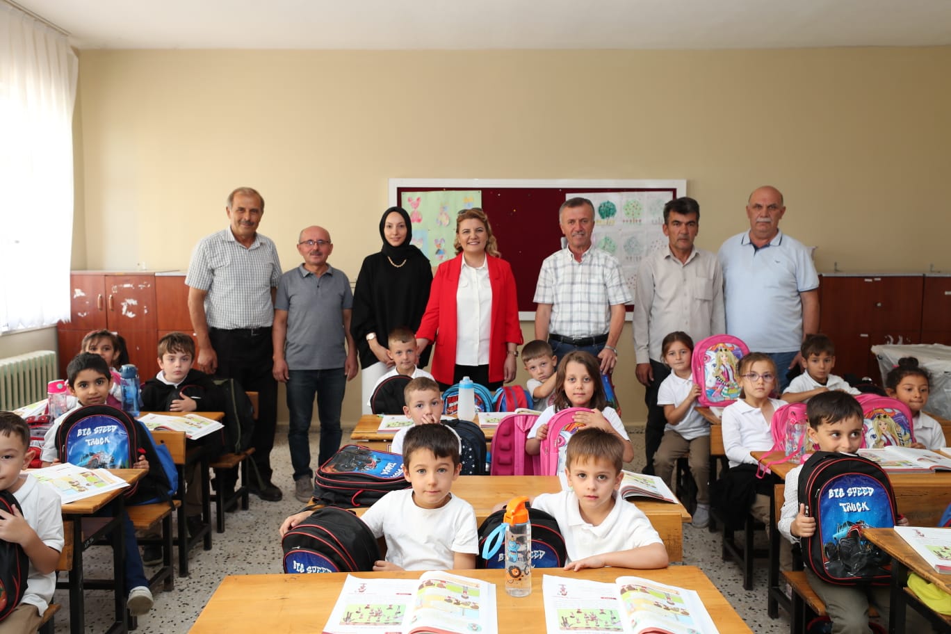 Başkan Hürriyet, köy okullarına eğitim desteğini sürdürüyor (17) Başkan Hürriyet, köy okullarına eğitim desteğini sürdürüyor (17)