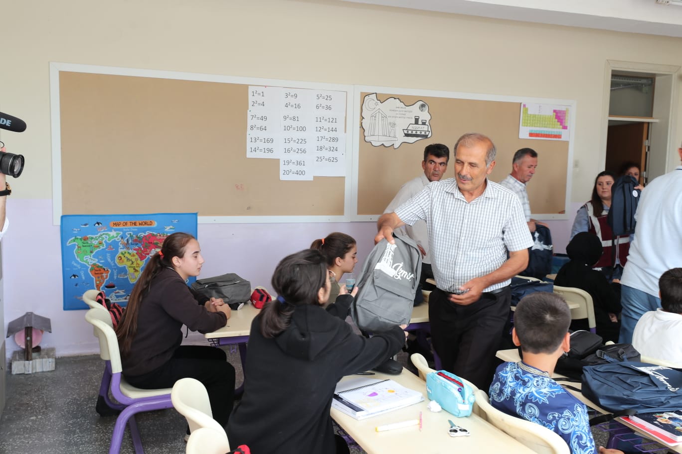 Başkan Hürriyet, köy okullarına eğitim desteğini sürdürüyor (2) Başkan Hürriyet, köy okullarına eğitim desteğini sürdürüyor (2)