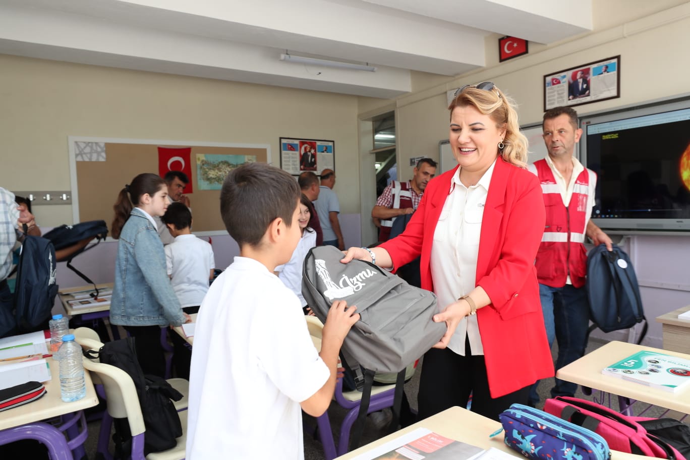 Başkan Hürriyet, köy okullarına eğitim desteğini sürdürüyor (6) Başkan Hürriyet, köy okullarına eğitim desteğini sürdürüyor (6)