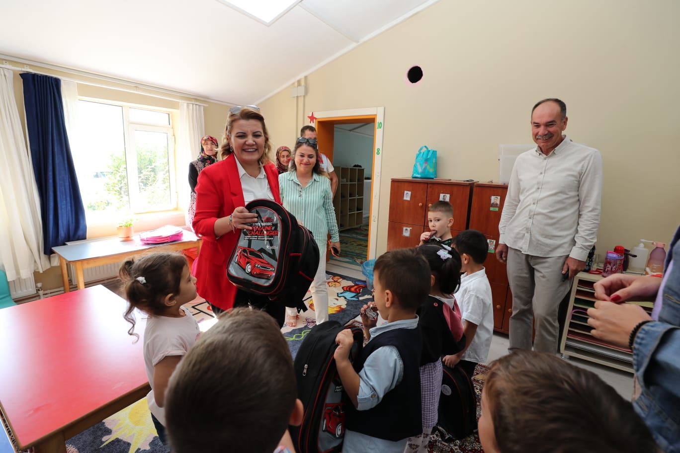 Başkan Hürriyet, köy okullarına eğitim desteğini sürdürüyor (9) Başkan Hürriyet, köy okullarına eğitim desteğini sürdürüyor (9)