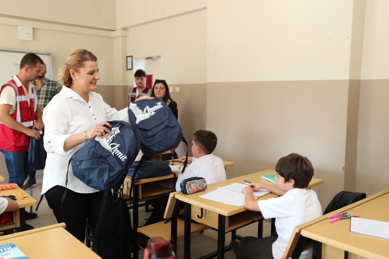Başkan Hürriyet, öğrencileri hediyelerle sevindirdi (1) Başkan Hürriyet, öğrencileri hediyelerle sevindirdi (1)
