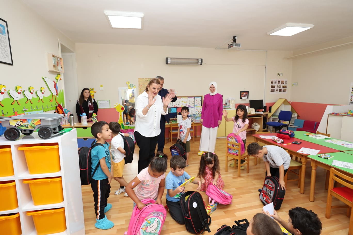 Başkan Hürriyet, öğrencileri hediyelerle sevindirdi (10) Başkan Hürriyet, öğrencileri hediyelerle sevindirdi (10)