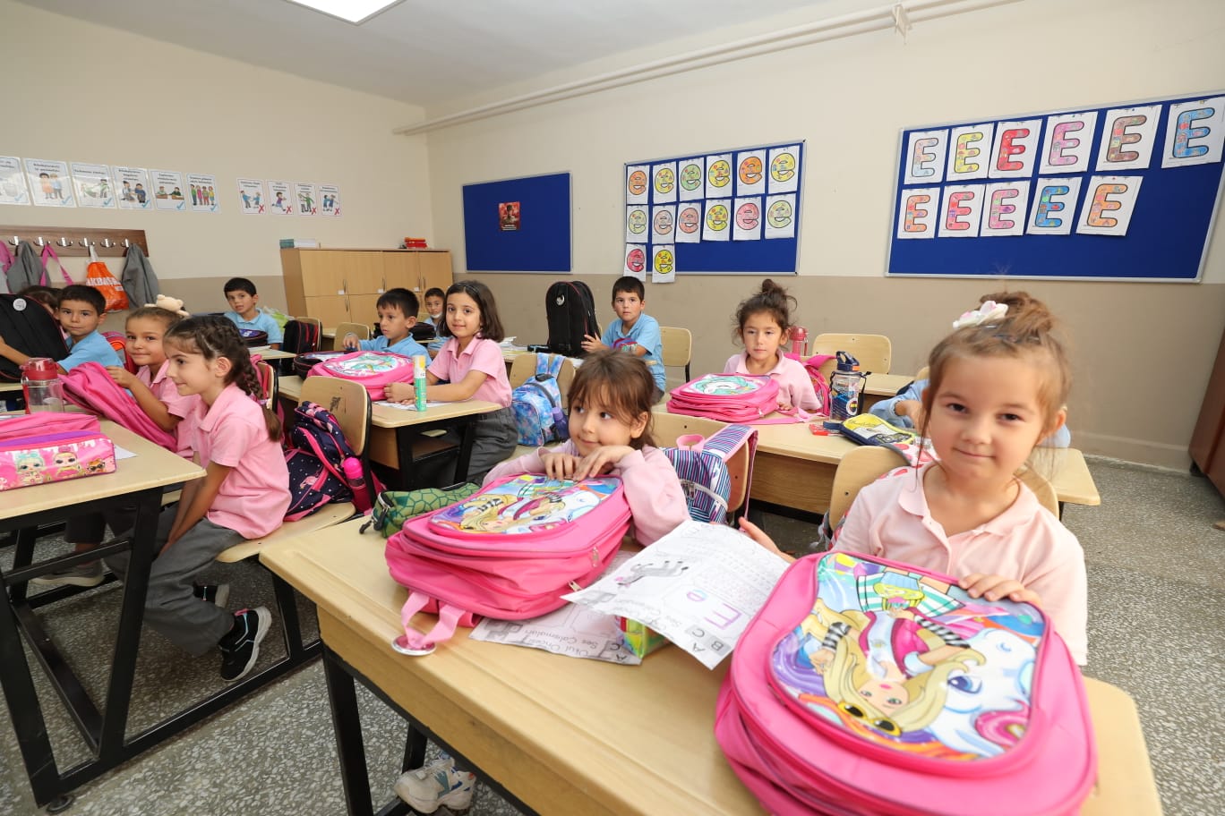 Başkan Hürriyet, öğrencileri hediyelerle sevindirdi (12) Başkan Hürriyet, öğrencileri hediyelerle sevindirdi (12)