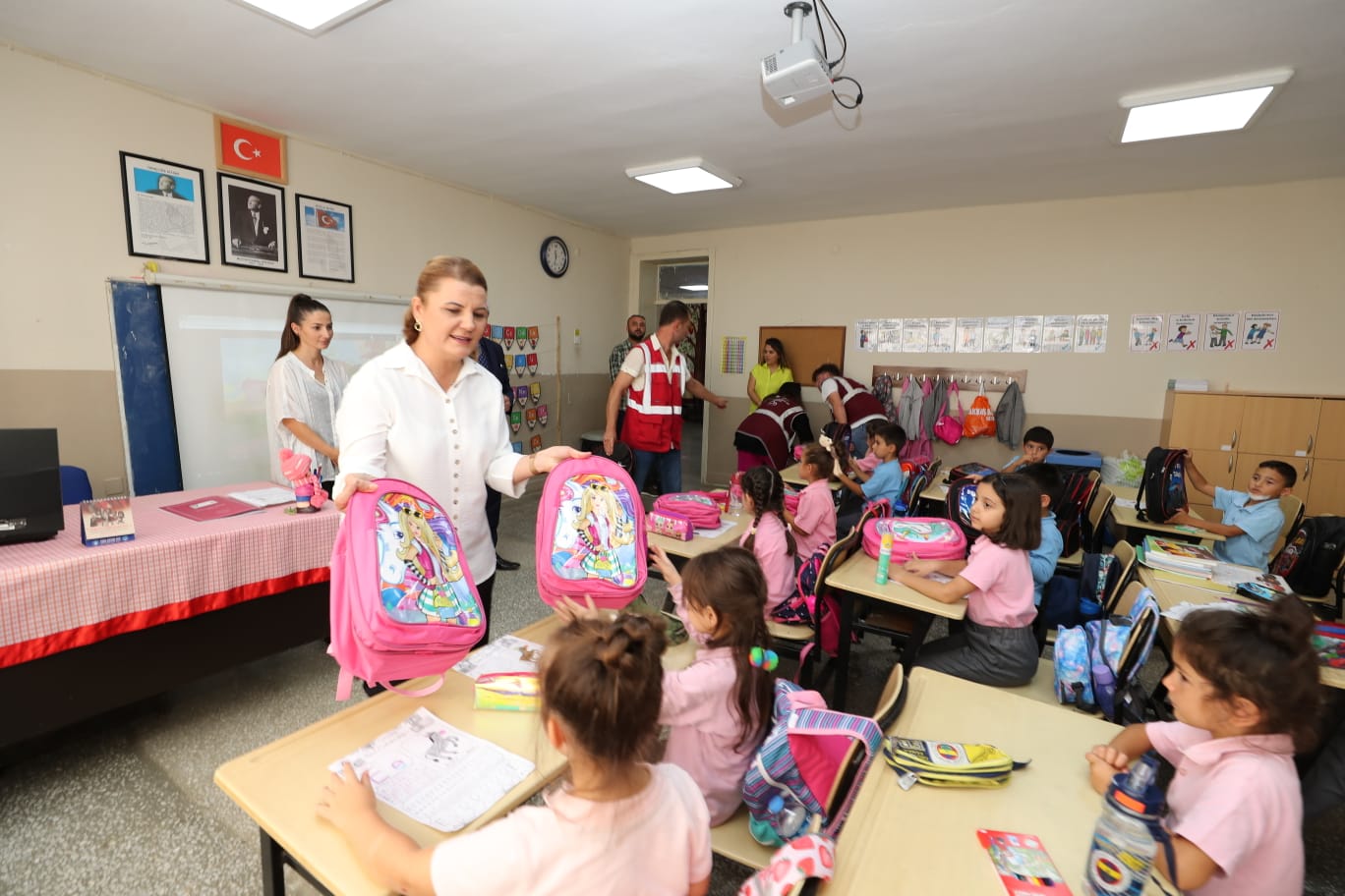 Başkan Hürriyet, öğrencileri hediyelerle sevindirdi (14) Başkan Hürriyet, öğrencileri hediyelerle sevindirdi (14)