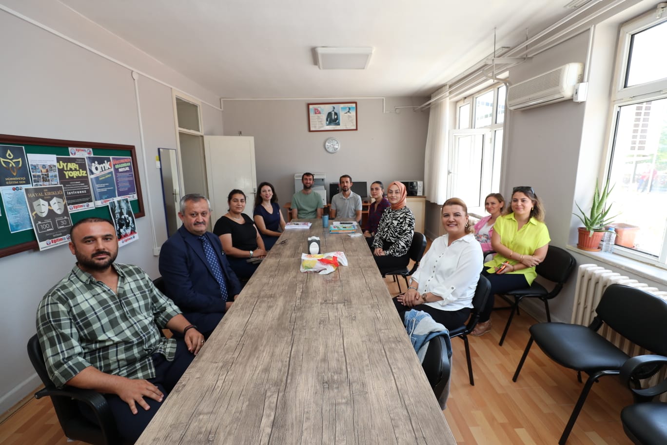 Başkan Hürriyet, öğrencileri hediyelerle sevindirdi (2) Başkan Hürriyet, öğrencileri hediyelerle sevindirdi (2)
