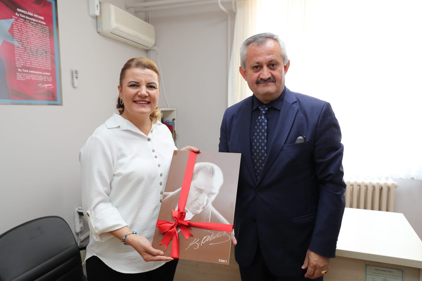 Başkan Hürriyet, öğrencileri hediyelerle sevindirdi (3) Başkan Hürriyet, öğrencileri hediyelerle sevindirdi (3)