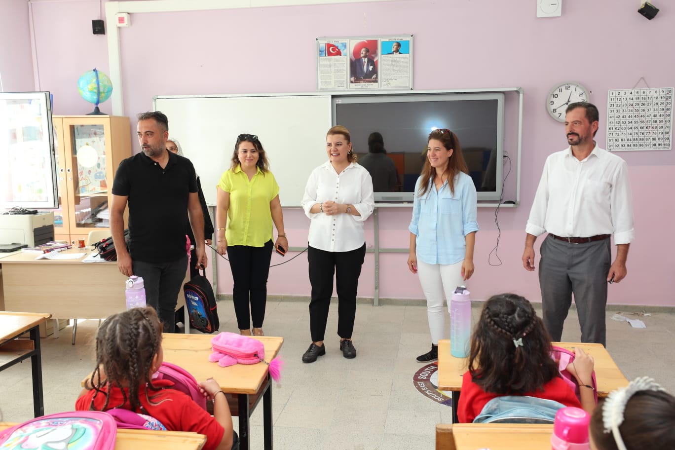 Başkan Hürriyet, öğrencileri hediyelerle sevindirdi (5) Başkan Hürriyet, öğrencileri hediyelerle sevindirdi (5)