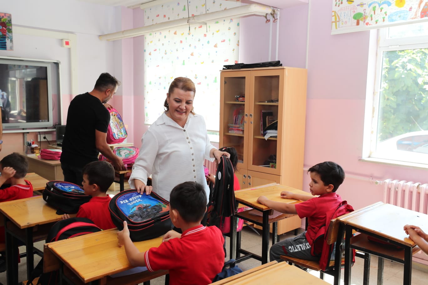 Başkan Hürriyet, öğrencileri hediyelerle sevindirdi (7) Başkan Hürriyet, öğrencileri hediyelerle sevindirdi (7)