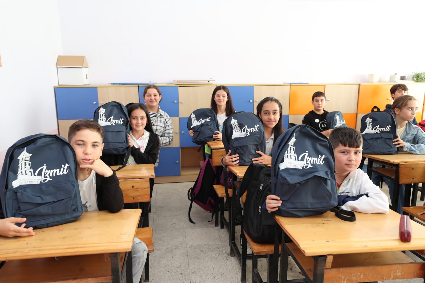 Başkan Hürriyet, öğrencileri hediyelerle sevindirdi (8) Başkan Hürriyet, öğrencileri hediyelerle sevindirdi (8)