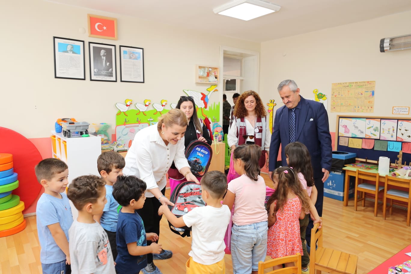 Başkan Hürriyet, öğrencileri hediyelerle sevindirdi (9) Başkan Hürriyet, öğrencileri hediyelerle sevindirdi (9)