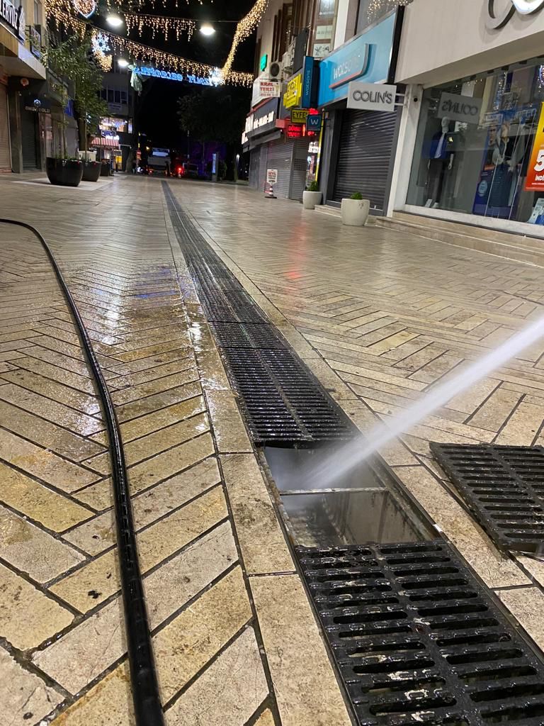 İzmit Belediyesi Fethiye Caddesi’nde geniş çaplı mazgal temizliği yaptı (1)