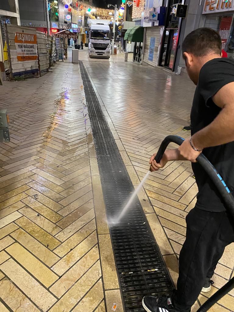 İzmit Belediyesi Fethiye Caddesi’nde geniş çaplı mazgal temizliği yaptı (2)