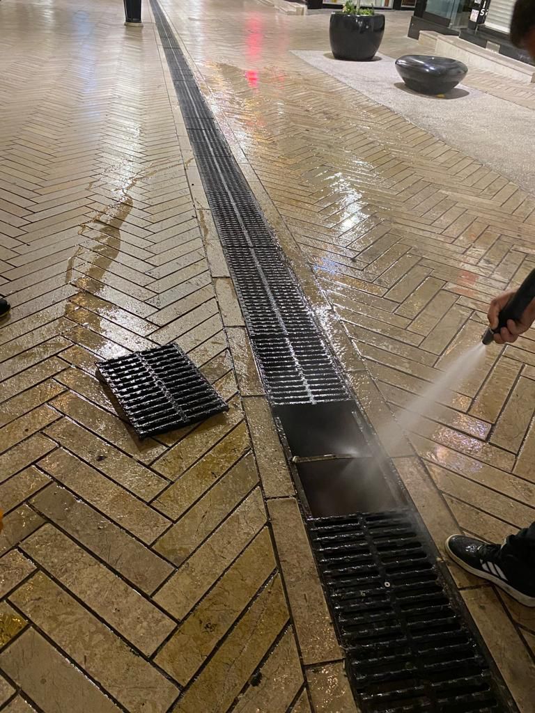 İzmit Belediyesi Fethiye Caddesi’nde geniş çaplı mazgal temizliği yaptı (3)