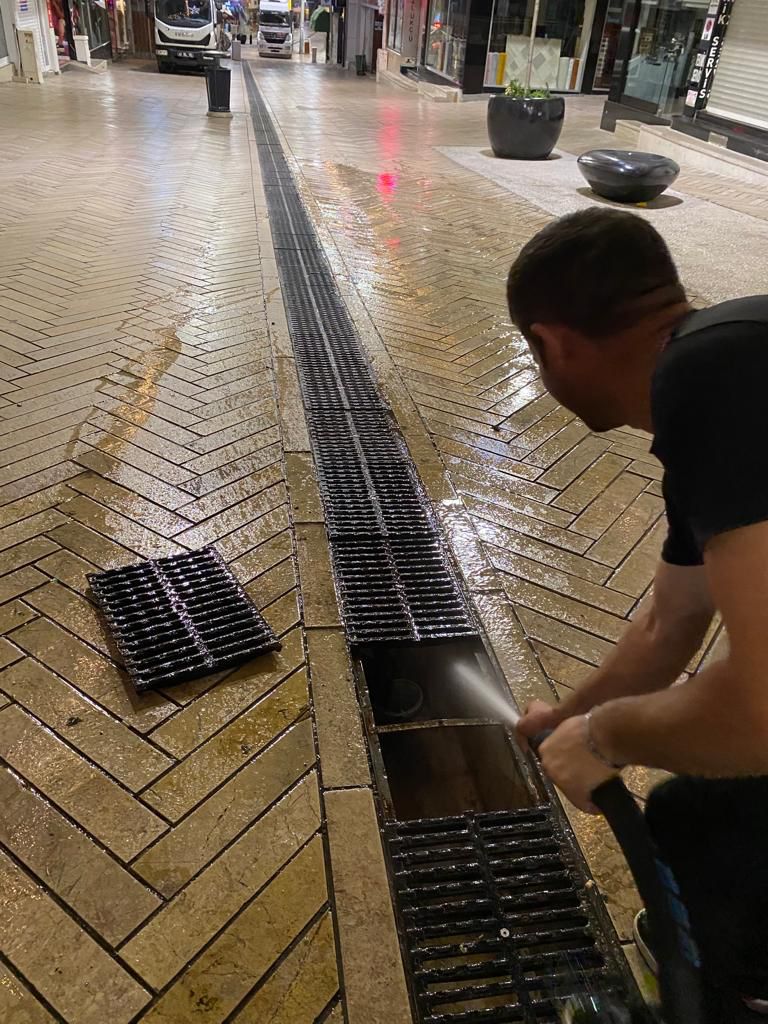 İzmit Belediyesi Fethiye Caddesi’nde geniş çaplı mazgal temizliği yaptı (5)