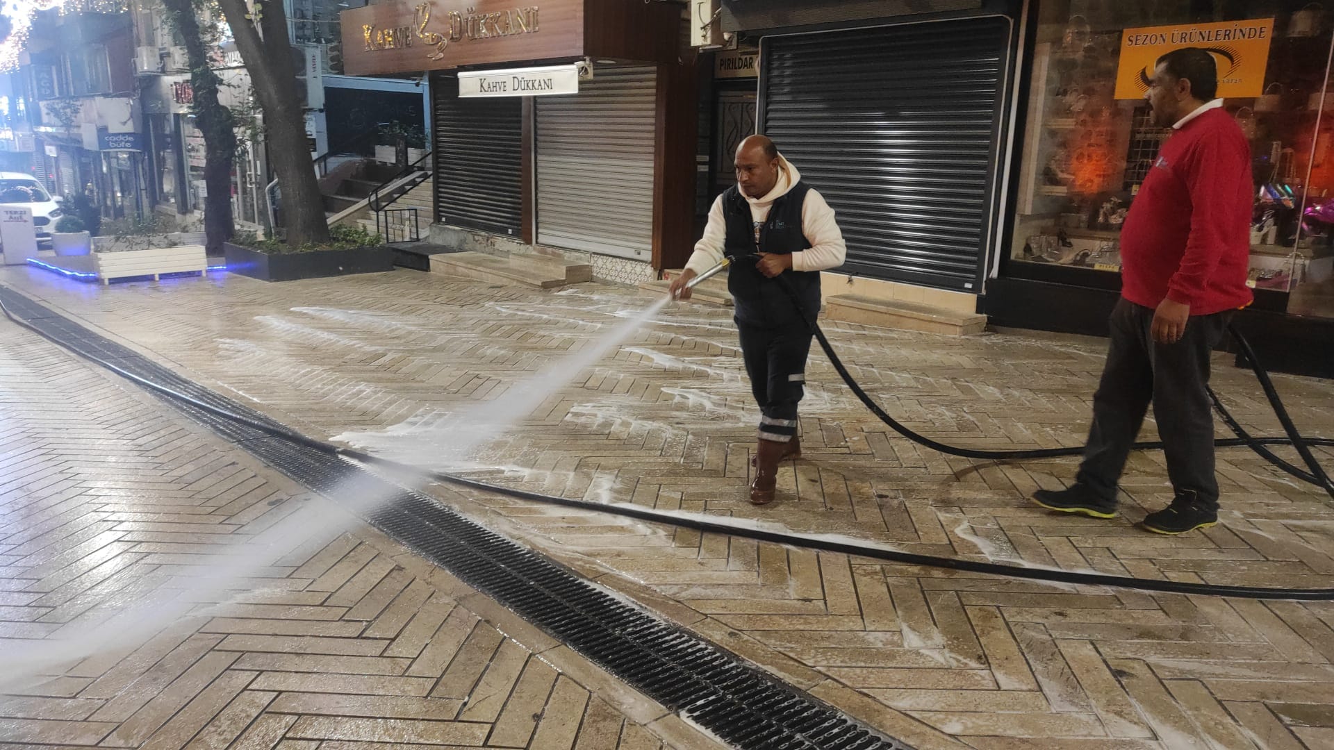 İzmit Belediyesi Fethiye Caddesi’nde geniş çaplı mazgal temizliği yaptı (6)