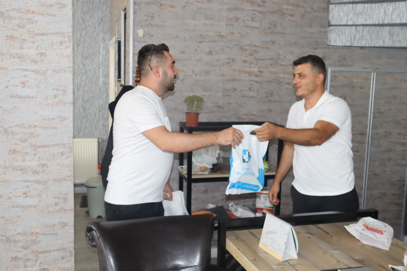 İzmit Belediyesi, Galericiler Sitesi esnafını ziyaret etti (1)