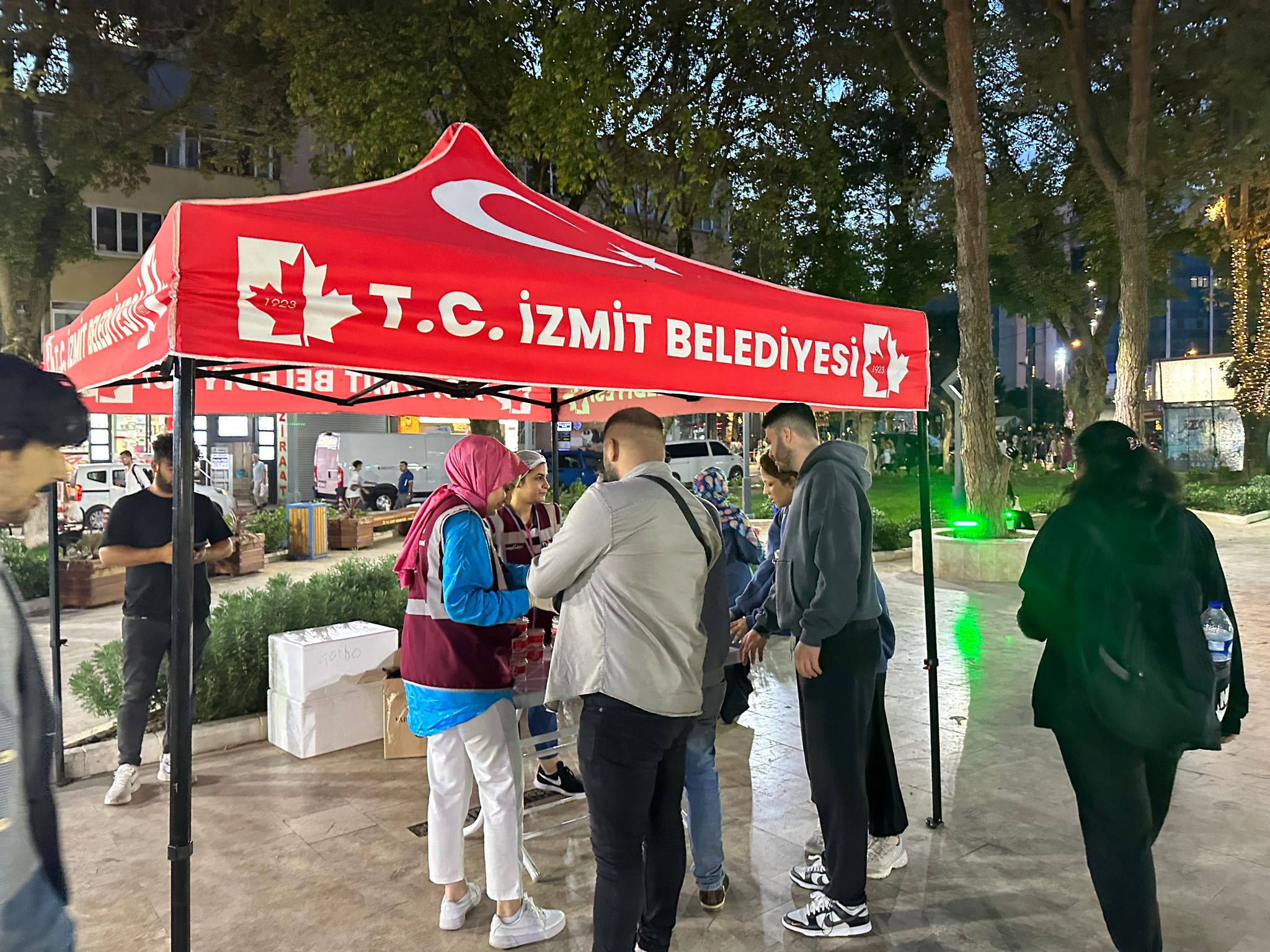 İzmit Belediyesi, Mevlid Kandilinde kentin dört bir yanında helva dağıttı (5)