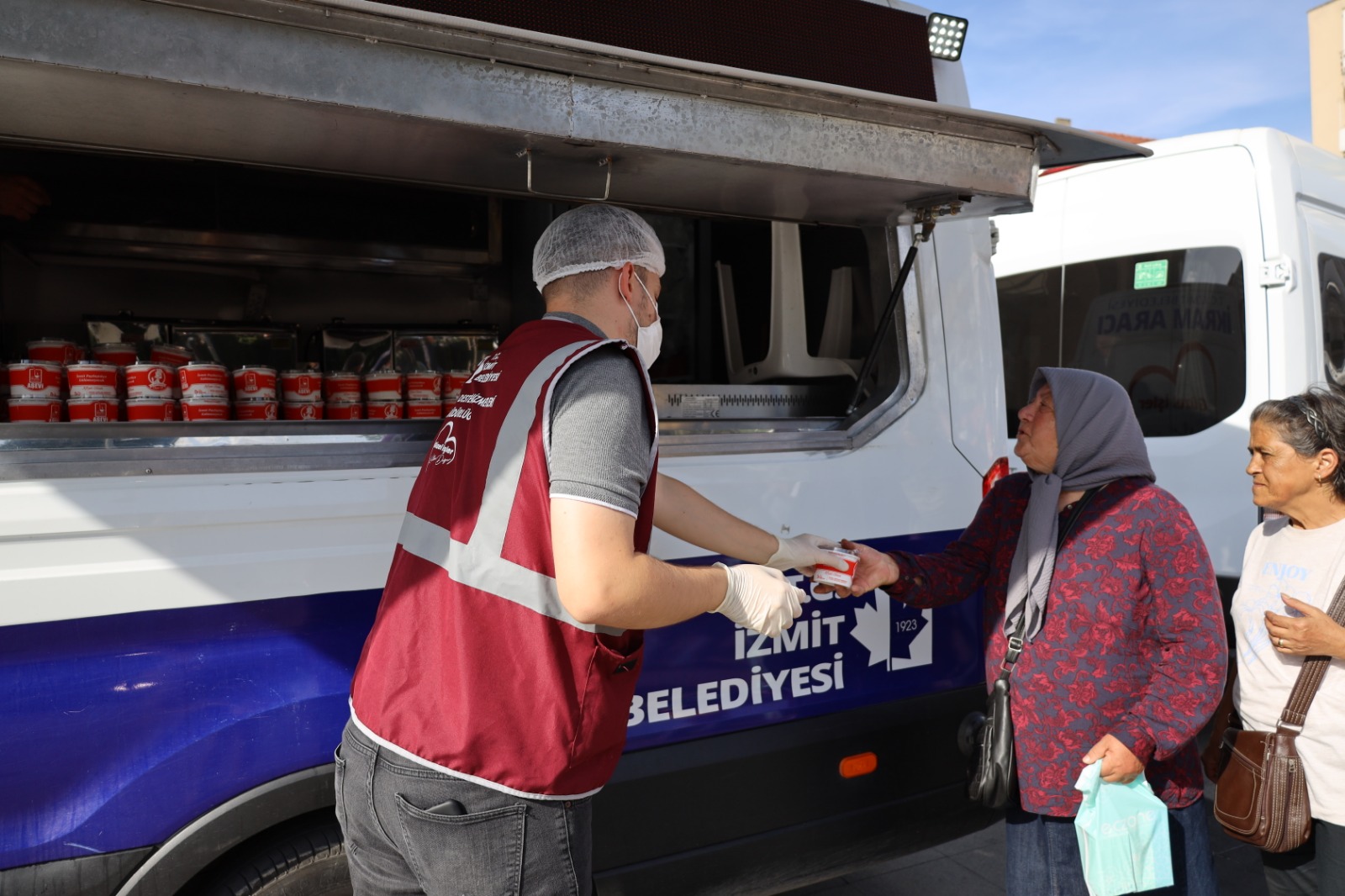 İzmit Belediyesi, Mevlid Kandilinde vatandaşlara helva ikram etti (1)