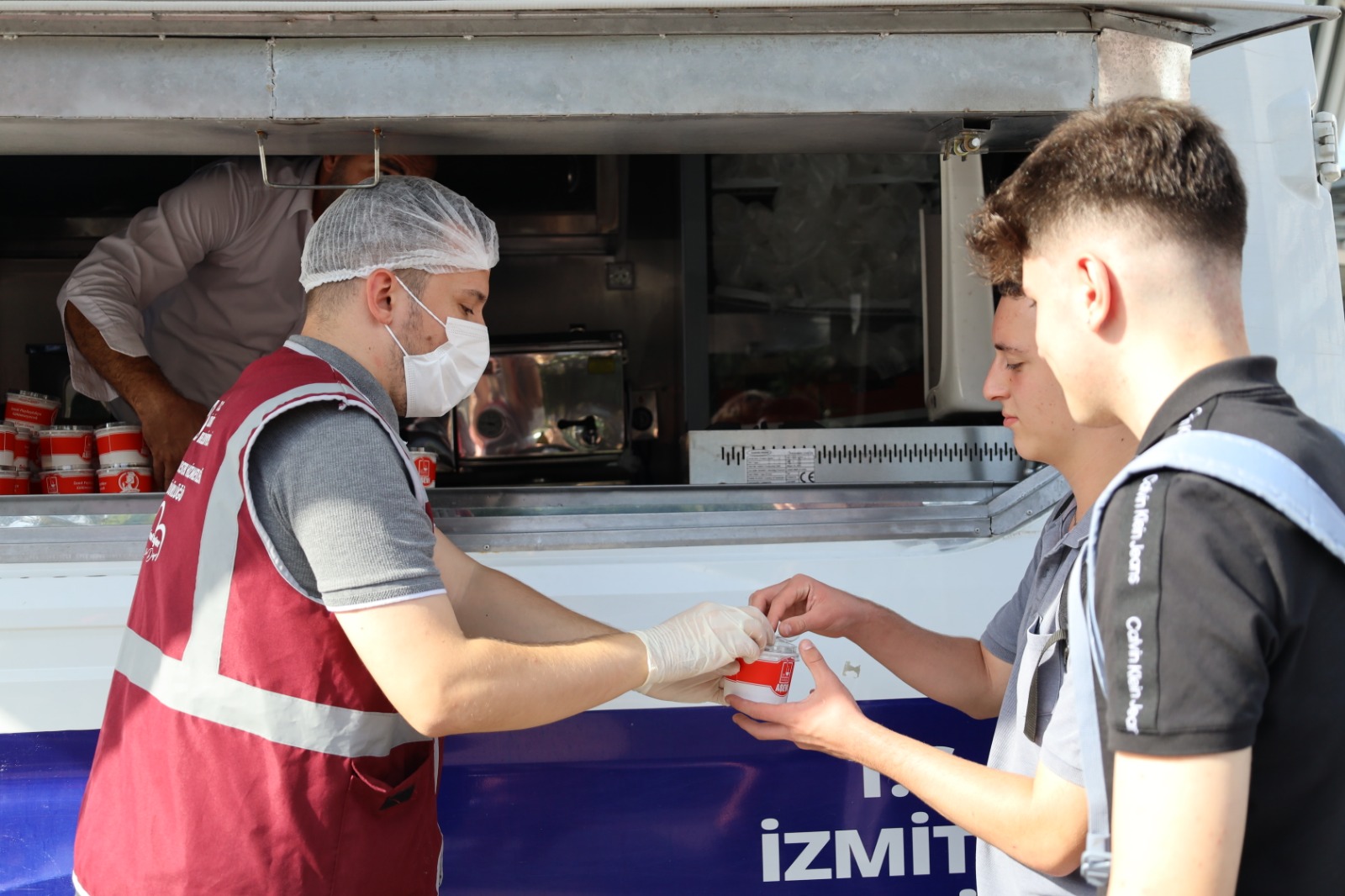 İzmit Belediyesi, Mevlid Kandilinde vatandaşlara helva ikram etti (4)