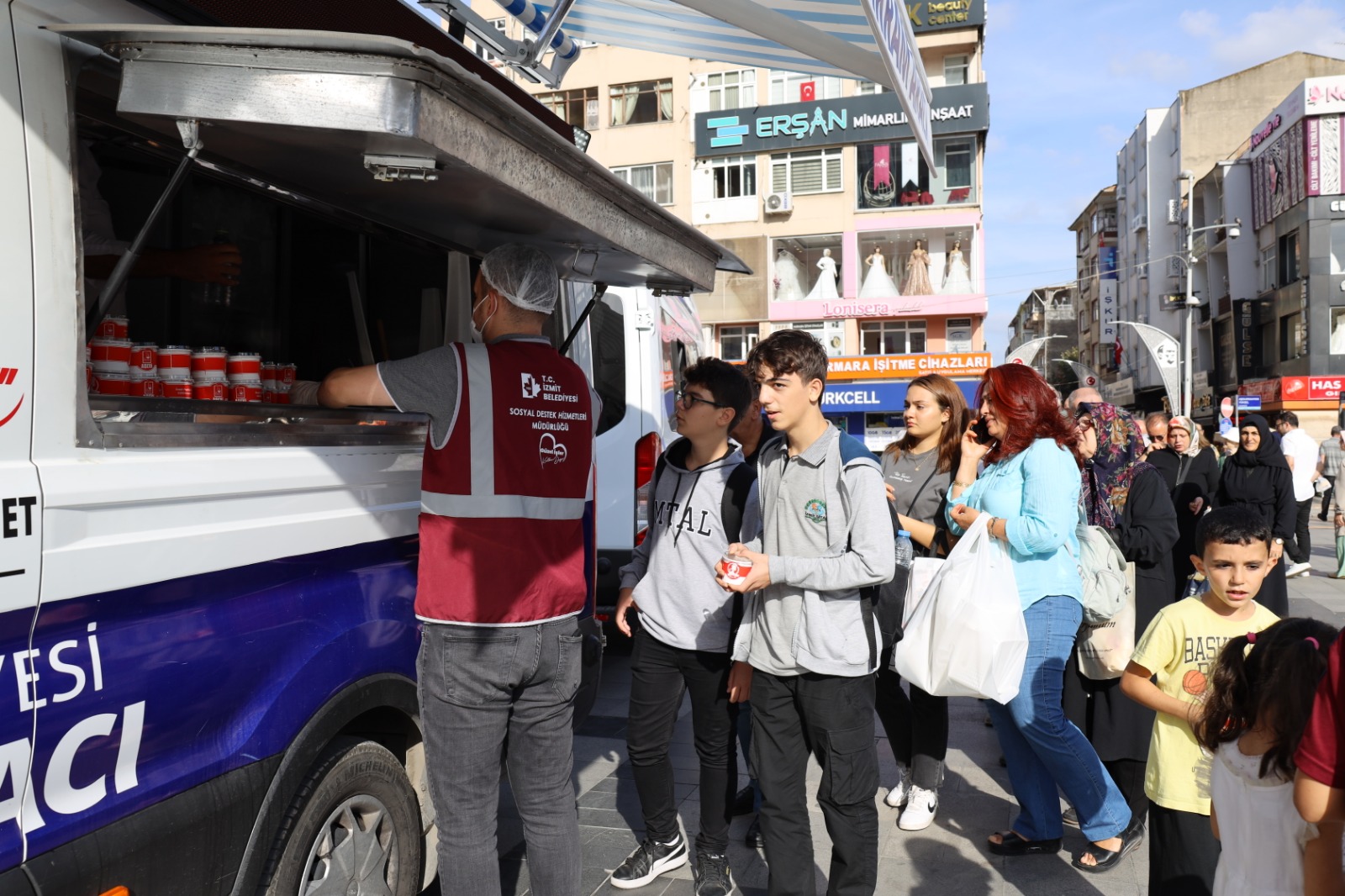 İzmit Belediyesi, Mevlid Kandilinde vatandaşlara helva ikram etti (5)