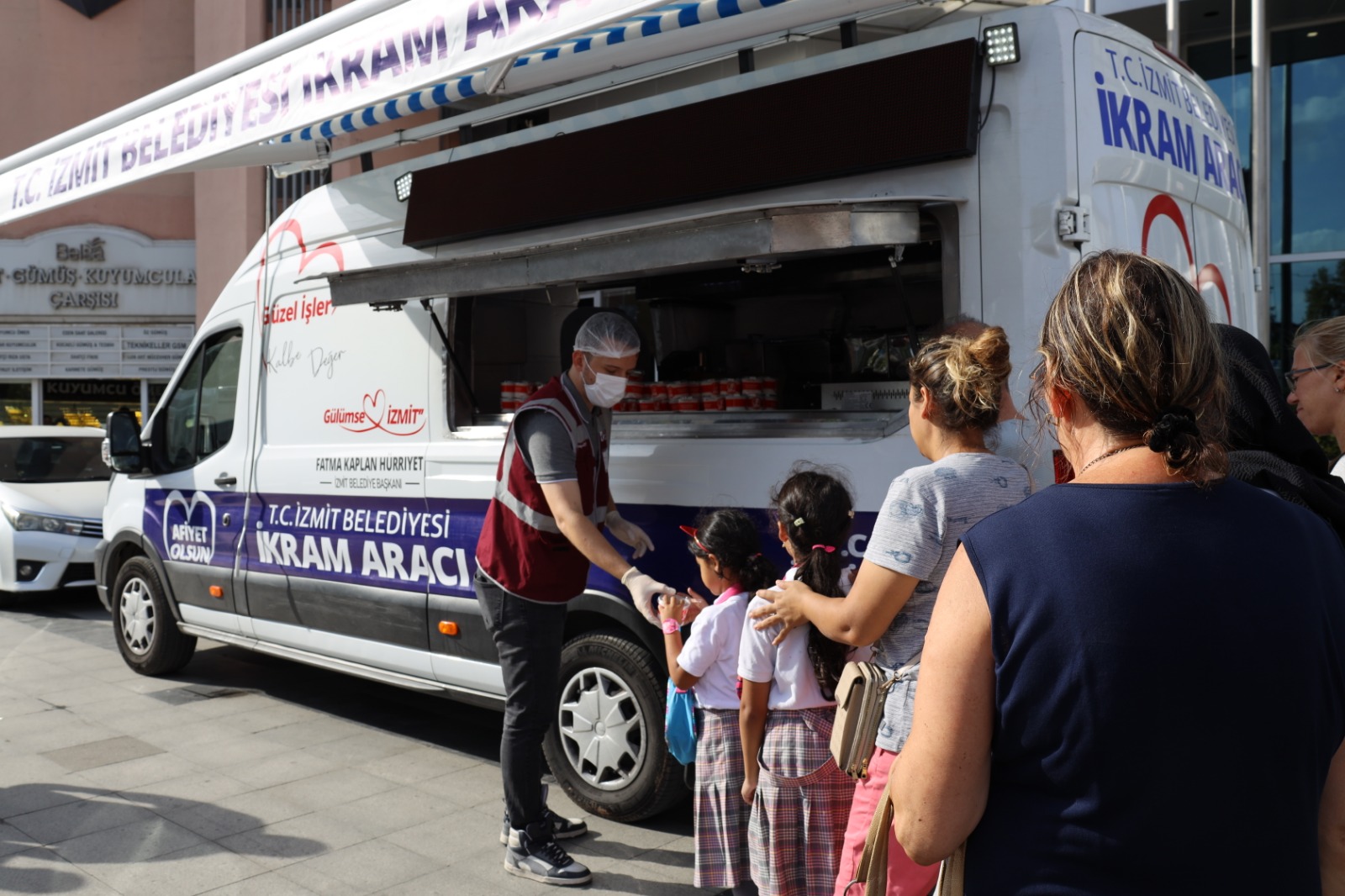 İzmit Belediyesi, Mevlid Kandilinde vatandaşlara helva ikram etti (6)