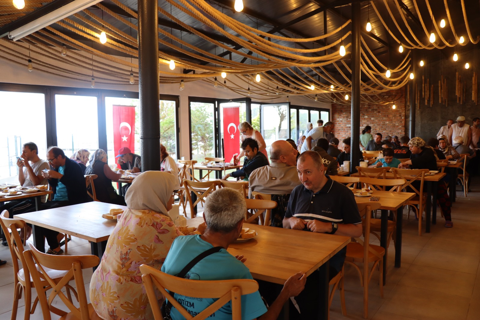 İzmit Belediyesi, görme engelli vatandaşlar ve ailelerini Sarısu Kampı’nda ağırladı (1)