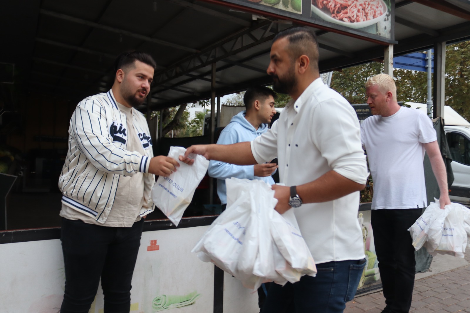 İzmit Belediyesi servis bekleyen emekçilerin yüzlerini güldürdü (1)