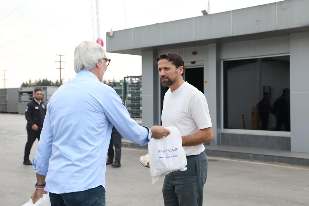 İzmit Belediyesi servis bekleyen emekçilerin yüzlerini güldürdü (2)