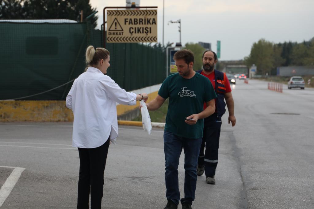 İzmit Belediyesi servis bekleyen emekçilerin yüzlerini güldürdü (4)