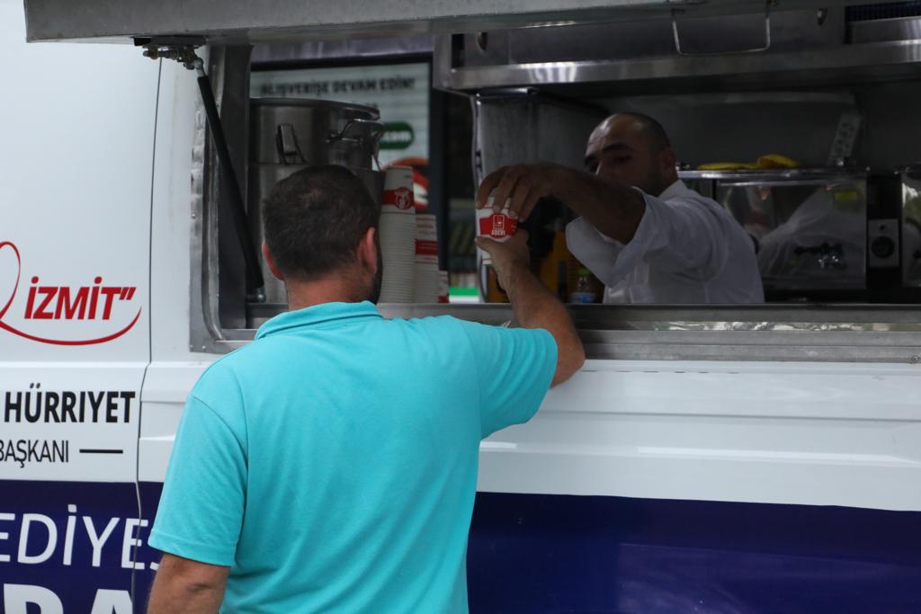 İzmit Belediyesi servis bekleyen emekçilerin yüzlerini güldürdü (5)