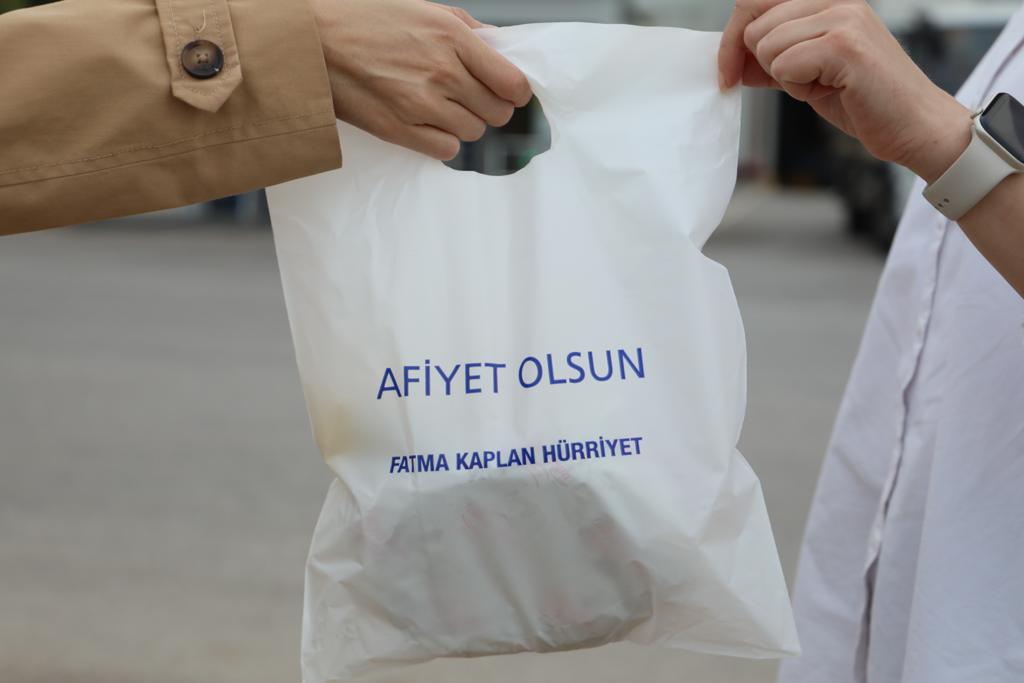 İzmit Belediyesi servis bekleyen emekçilerin yüzlerini güldürdü (6)