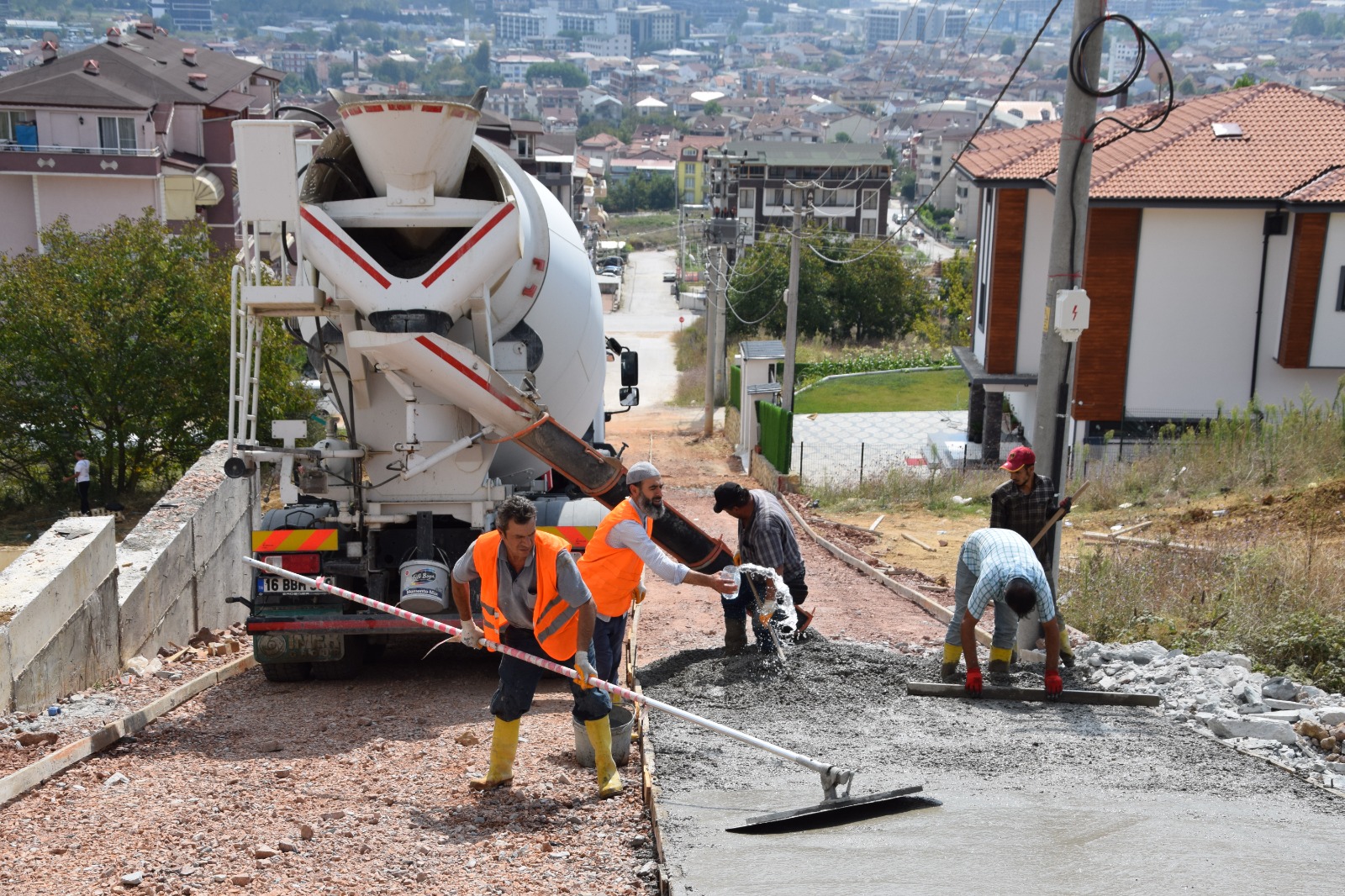 İzmit Belediyesi’nden Gündoğdu Mahallesi’ne yeni beton yol (1)