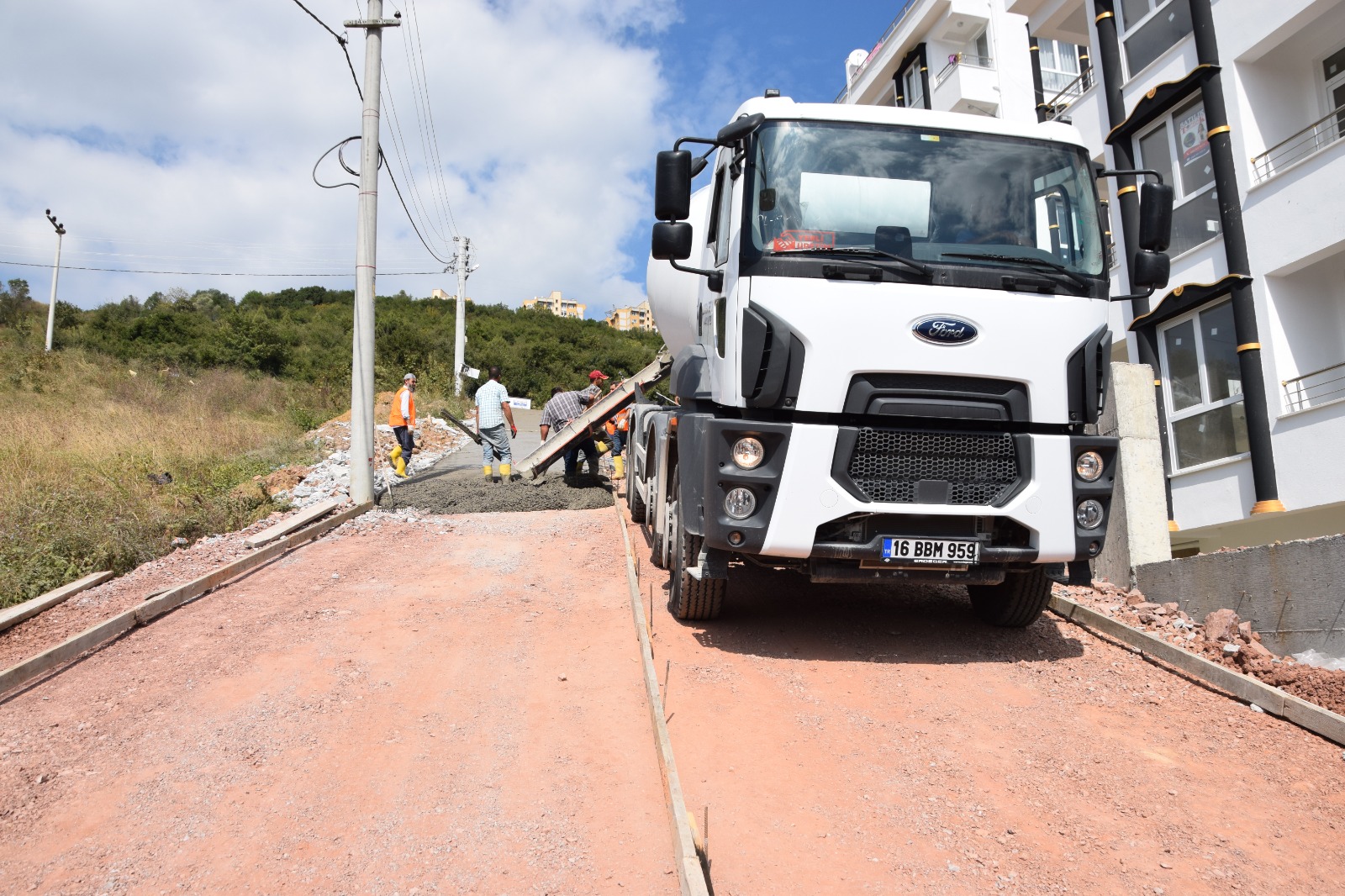 İzmit Belediyesi’nden Gündoğdu Mahallesi’ne yeni beton yol (3)