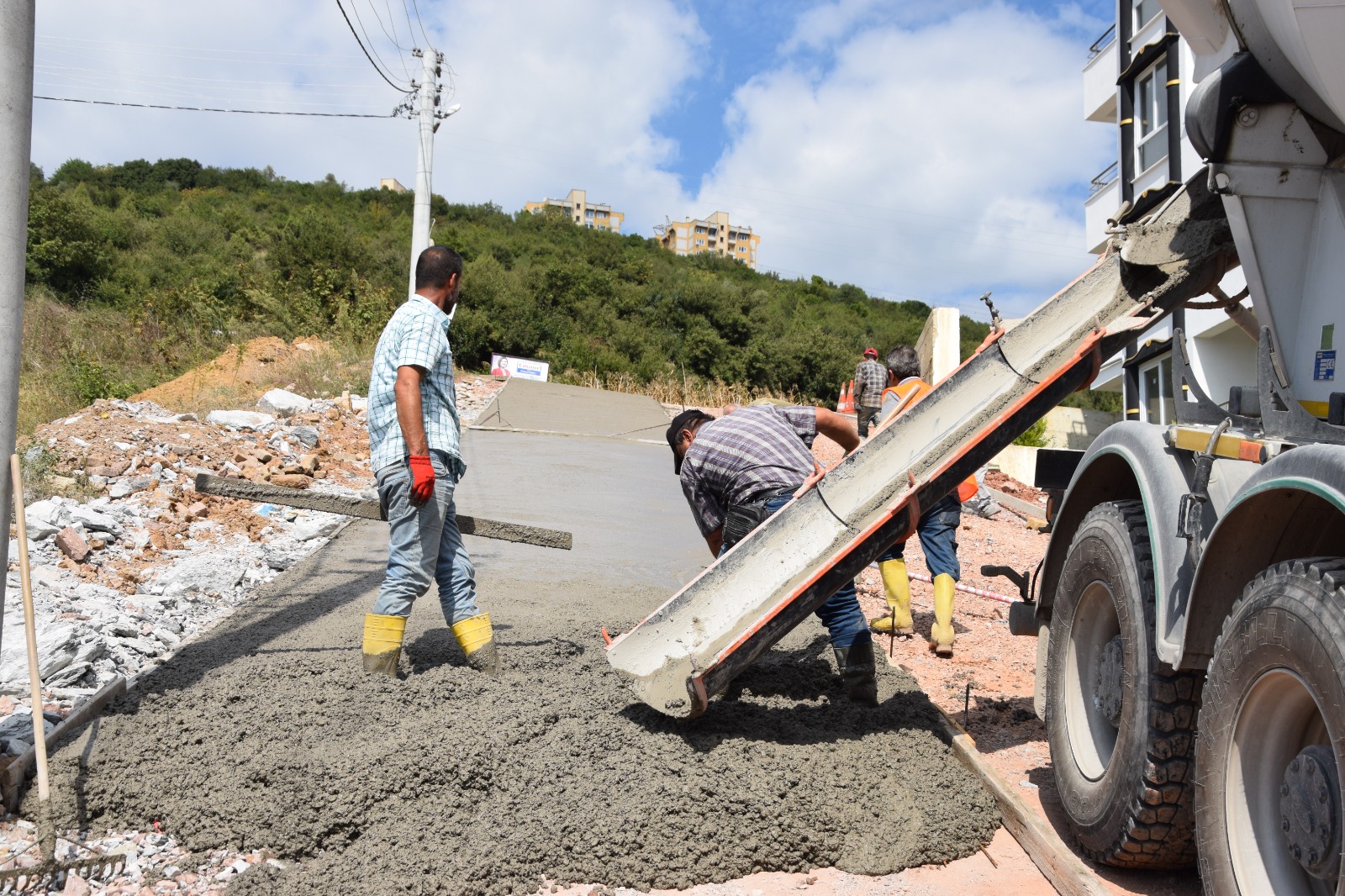 İzmit Belediyesi’nden Gündoğdu Mahallesi’ne yeni beton yol (5)