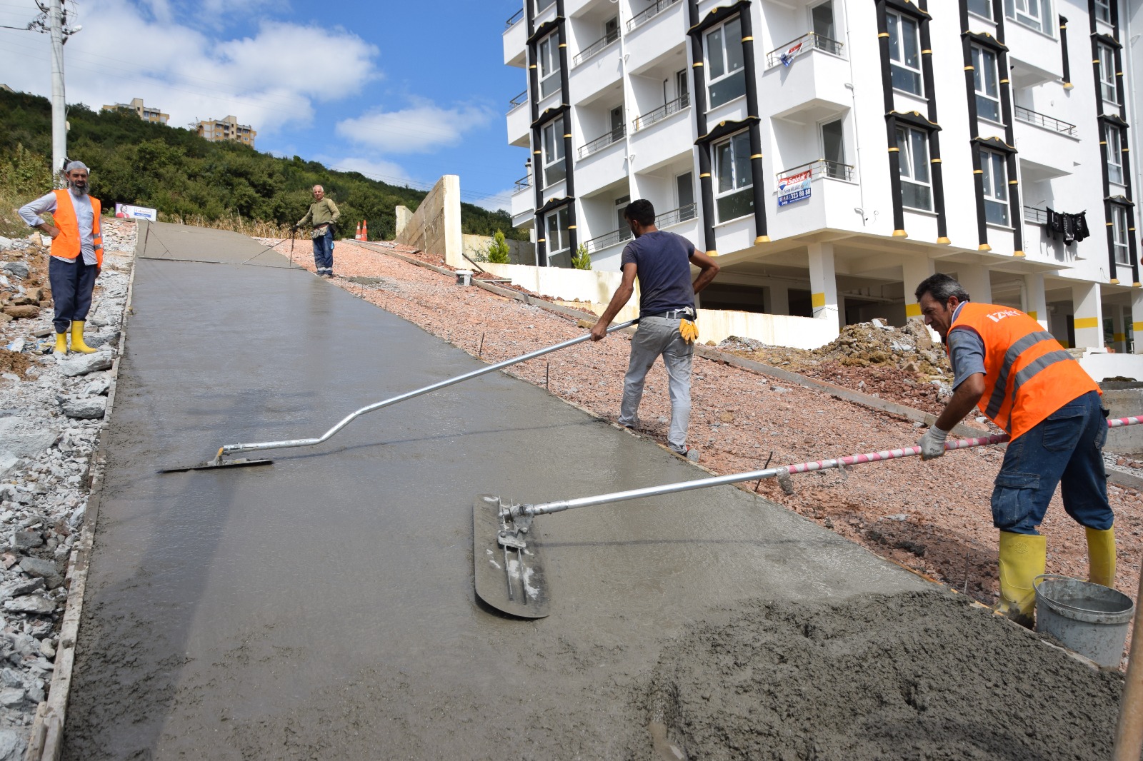 İzmit Belediyesi’nden Gündoğdu Mahallesi’ne yeni beton yol (6)