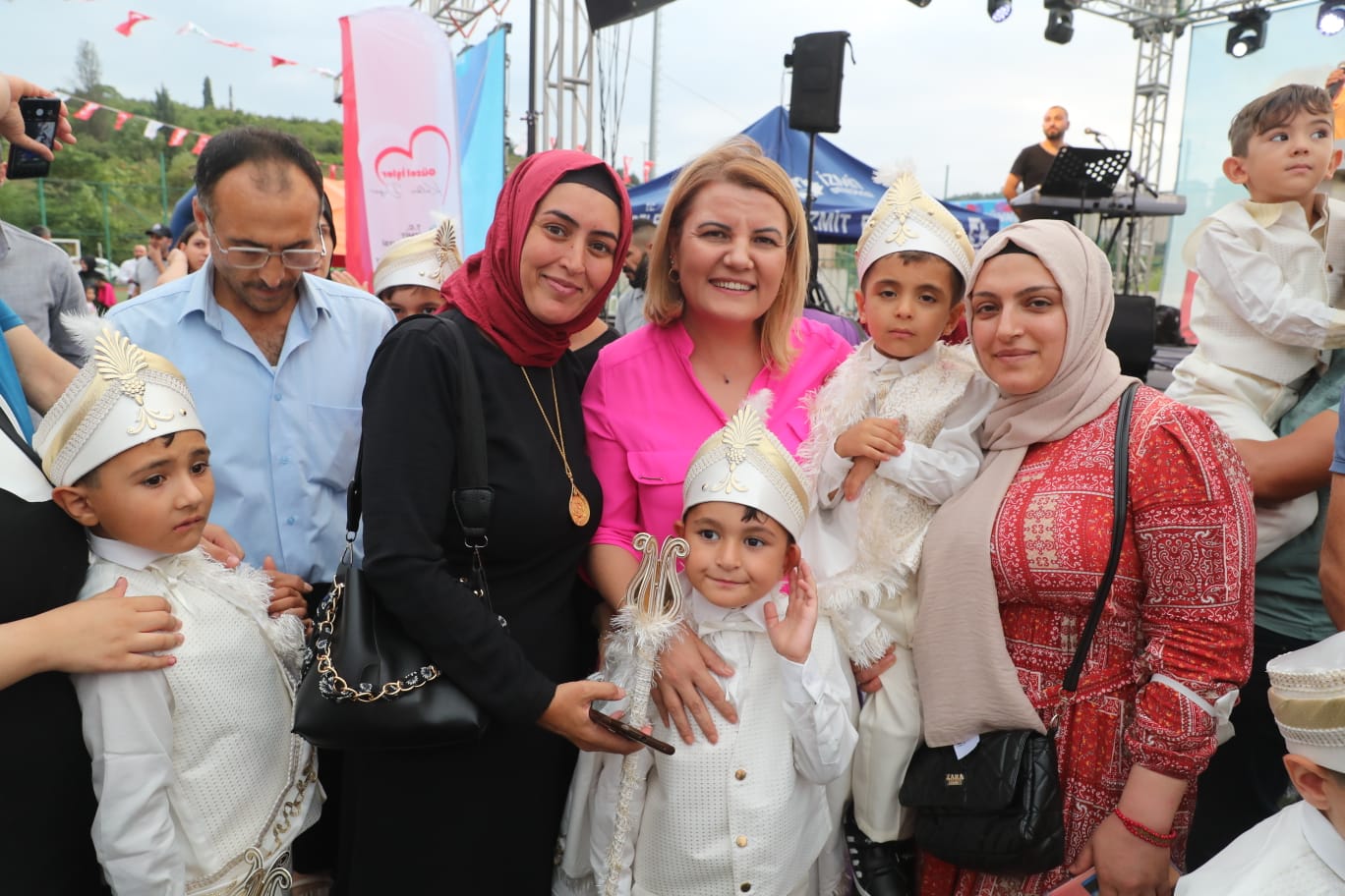 Izmitli çocuklar ve aileleri geleneksel toplu sünnet söleninde doyasiya eglendi (12)