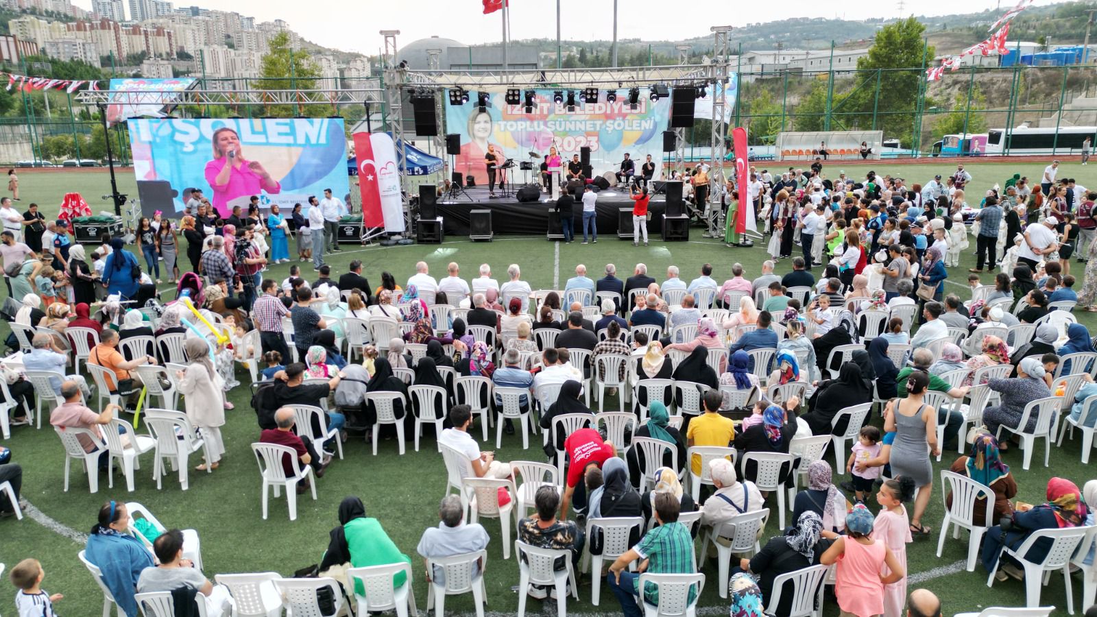 Izmitli çocuklar ve aileleri geleneksel toplu sünnet söleninde doyasiya eglendi (13)
