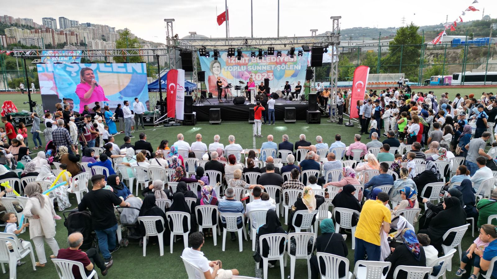 Izmitli çocuklar ve aileleri geleneksel toplu sünnet söleninde doyasiya eglendi (15)