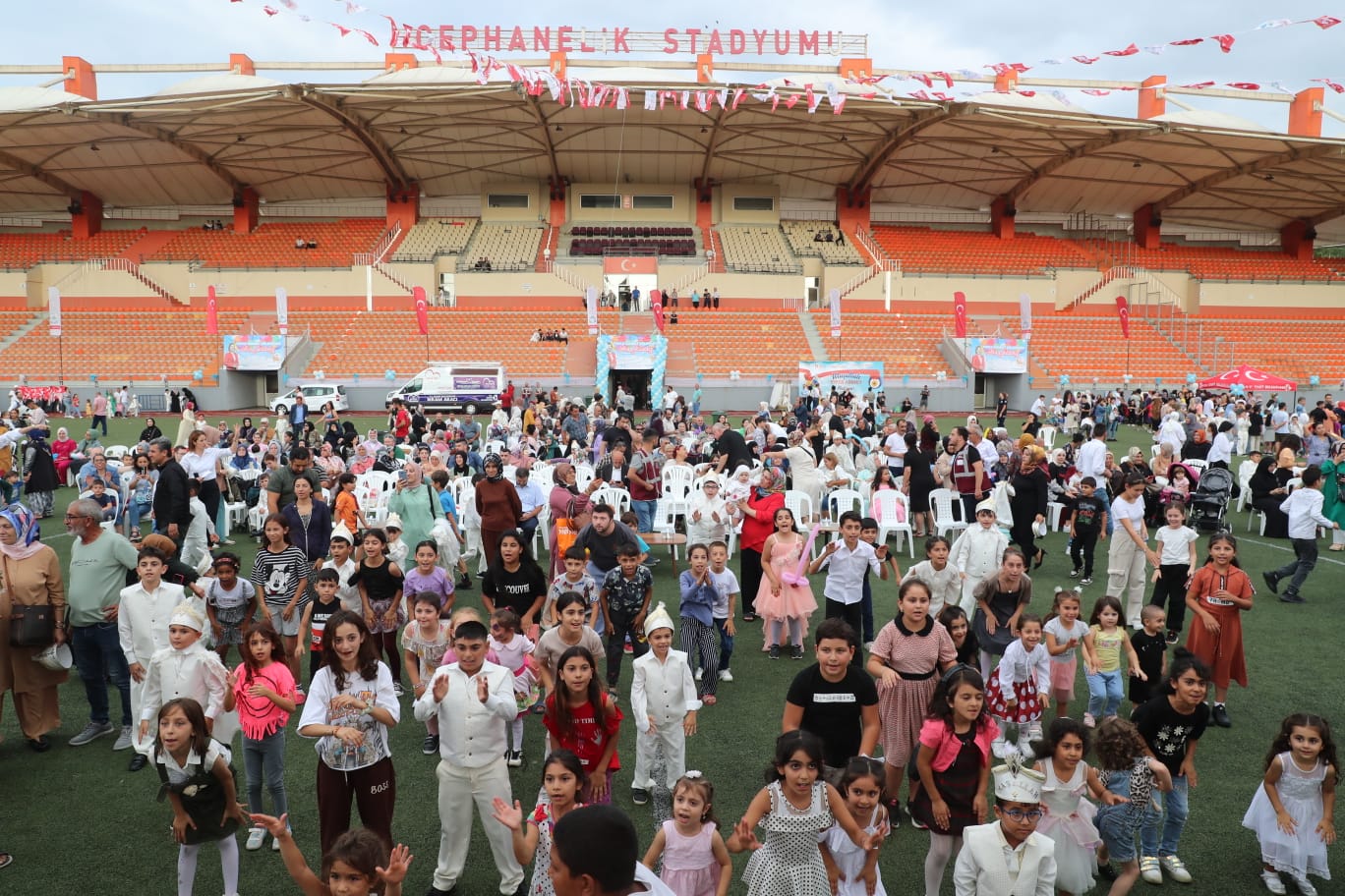 Izmitli çocuklar ve aileleri geleneksel toplu sünnet söleninde doyasiya eglendi (21)