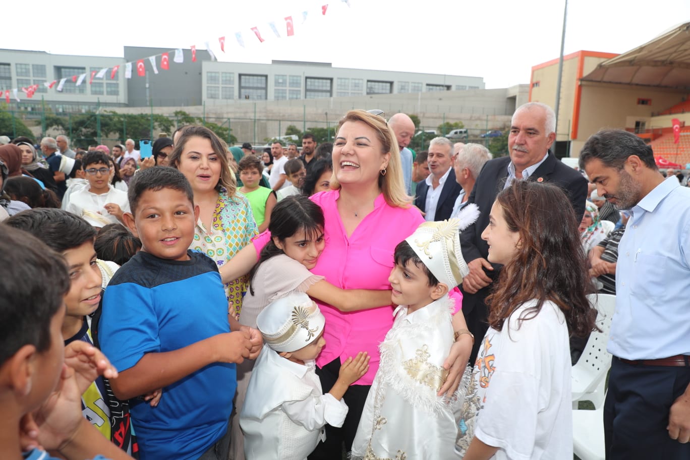 Izmitli çocuklar ve aileleri geleneksel toplu sünnet söleninde doyasiya eglendi (24)