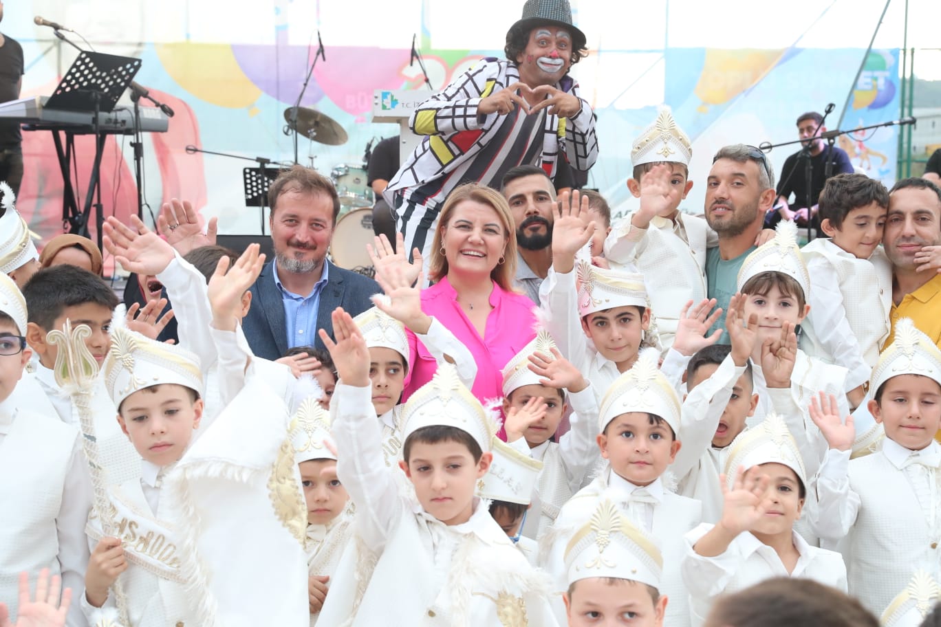 Izmitli çocuklar ve aileleri geleneksel toplu sünnet söleninde doyasiya eglendi (8)