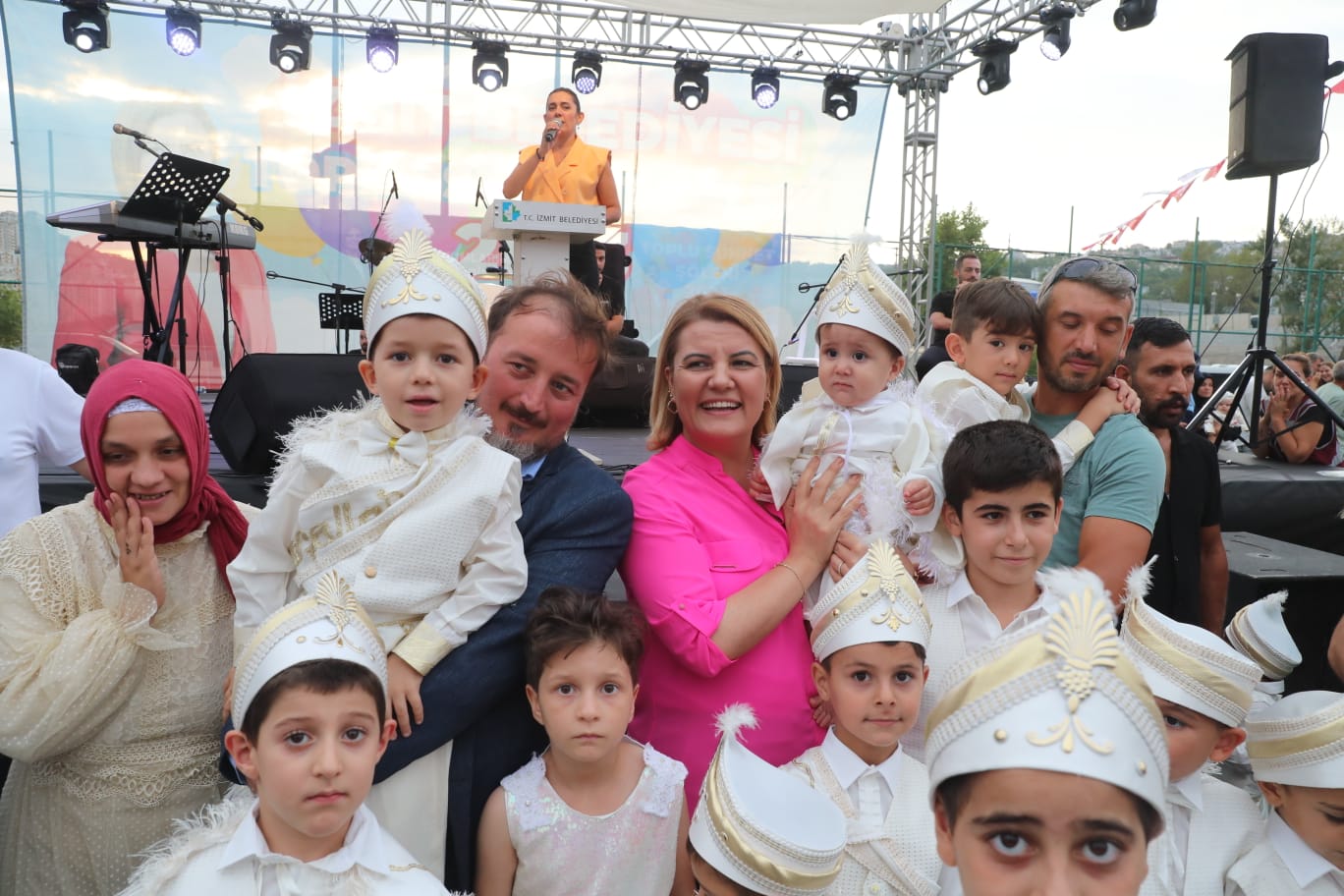 Izmitli çocuklar ve aileleri geleneksel toplu sünnet söleninde doyasiya eglendi (9)
