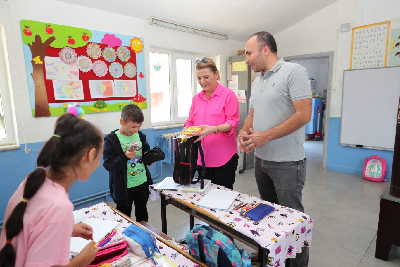 Minik öğrencilerin yeni eğitim yılı hediyesi yine Fatma ablalarından geldi (10)