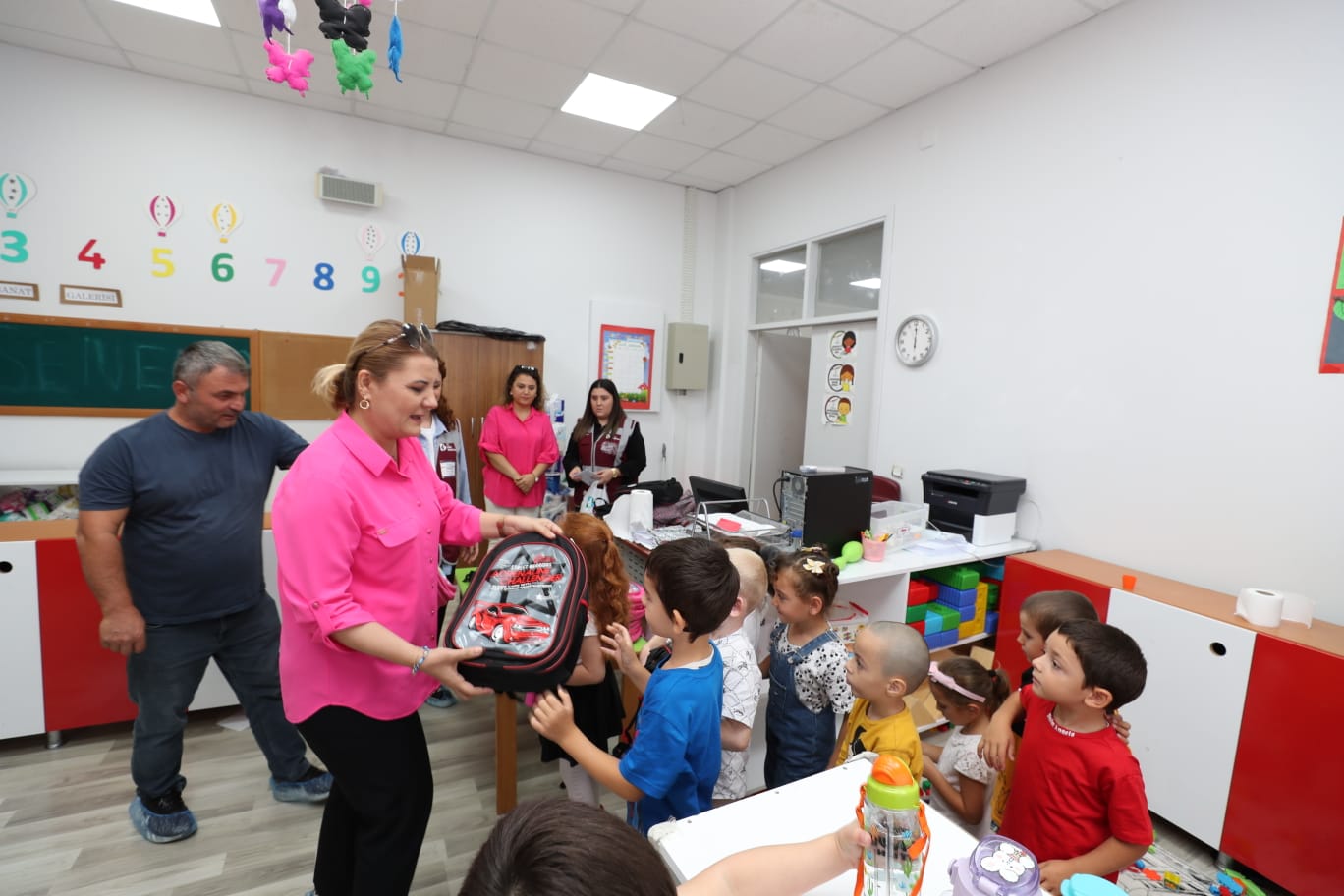 Minik öğrencilerin yeni eğitim yılı hediyesi yine Fatma ablalarından geldi (9)