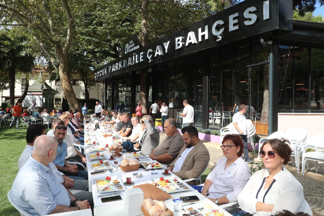 Yenilenen Çocuk Parkı Aile Çay Bahçesinde Başkan Hürriyet’ten vefa buluşması (3)